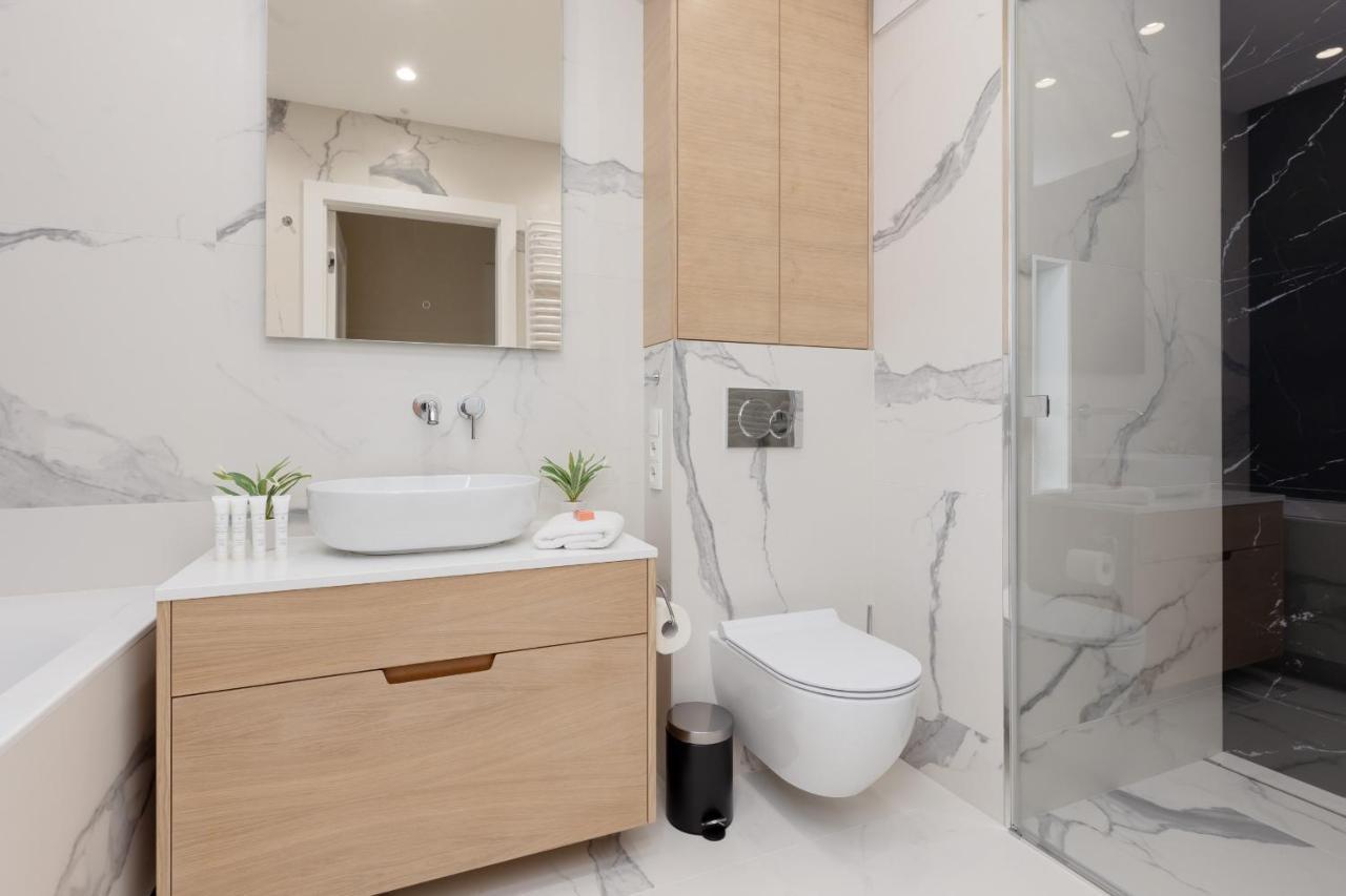 Deluxe Apartment Wronia 45 With Ac, Parking & Balcony By Renters Prestige Varsavia Esterno foto