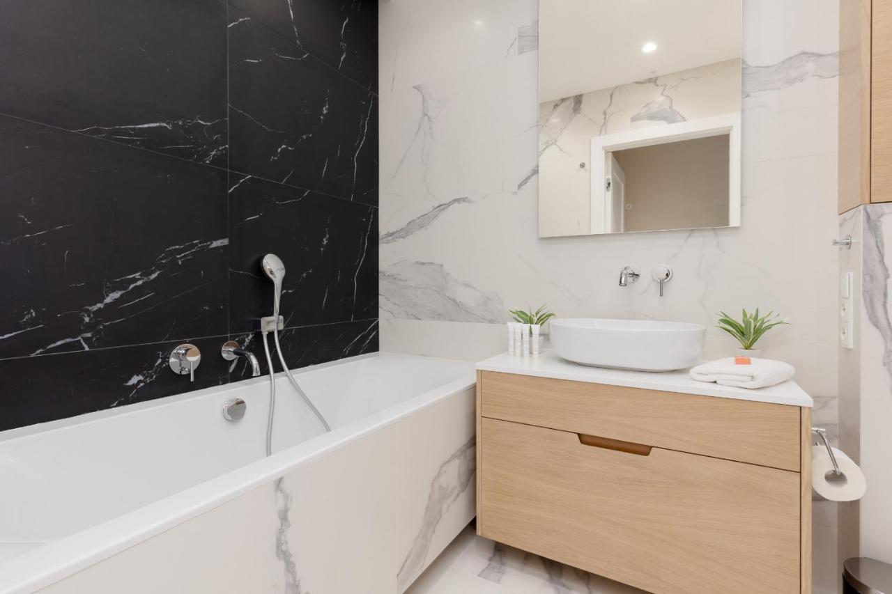 Deluxe Apartment Wronia 45 With Ac, Parking & Balcony By Renters Prestige Varsavia Esterno foto